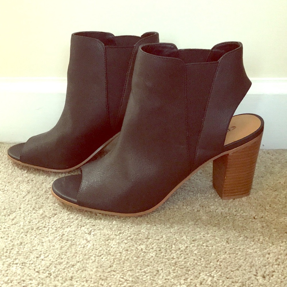 Peep-toe Black booties